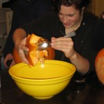 YouGend schnitzt Kürbisse